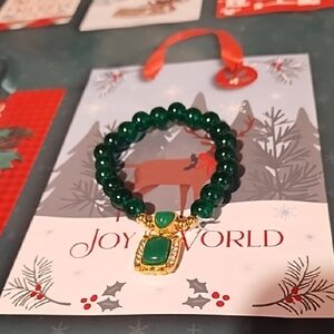 NIP Elegant Green Beaded Bracelet with Gold Accents. Beautiful, Faux Jade Look.